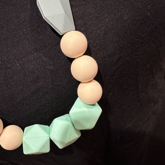 Like New Maternity / New Mom Teething Necklace - Picture 4 of 7